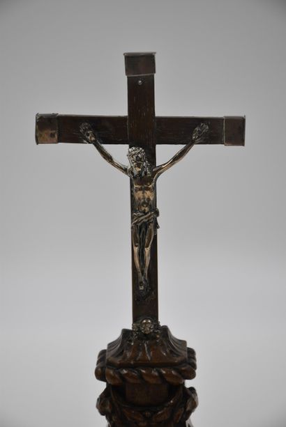 null Christ en argent massif sur sa croix en bois richement sculptée. Travail liégeois...