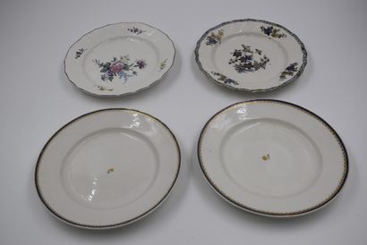 null Lot de quatre belles assiettes en porcelaine de Tournai comprenant : Un modèle...