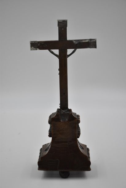 null Christ en argent massif sur sa croix en bois richement sculptée. Travail liégeois...