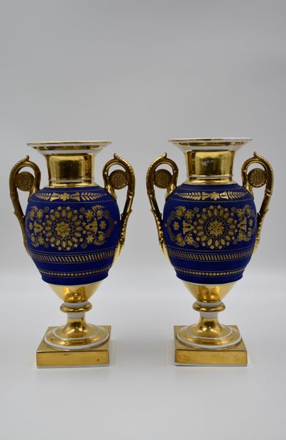 null 一对帝国时期的布鲁塞尔瓷器花瓶，蓝色和金色的装饰。来自列日地区的一个古董商家庭的私人收藏，已退休多年。高度：31厘米。



 几个布鲁塞尔的门廊在帝...