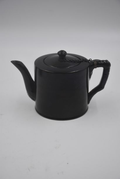 null 一套四个18世纪末至19世纪初的纳穆尔泥质茶壶。一个有很好的银色安装（身体有裂缝）。高度：从13到17厘米。



 18世纪初至19世纪初，纳穆尔河...