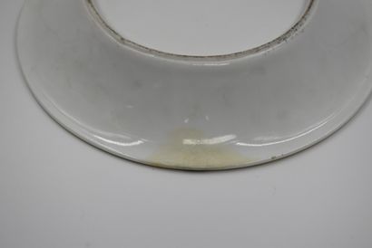 null 一个1840年左右的布鲁塞尔瓷杯，表现了一个那不勒斯的葡萄采摘者。在碟子的背面有一个修复的痕迹。杯子是完整的。碟子有可能不是原装的。来自列日地区的一个古董商家庭的私人收藏，他们几年前就已经退休了。



...