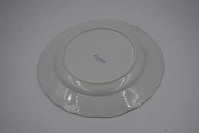 null Lot de quatre belles assiettes en porcelaine de Tournai comprenant : Un modèle...
