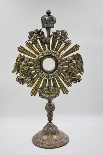 null Monstrance sun in copper and silver plated copper of Louis XIV style. Region...