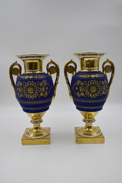 null 一对帝国时期的布鲁塞尔瓷器花瓶，蓝色和金色的装饰。来自列日地区的一个古董商家庭的私人收藏，已退休多年。高度：31厘米。



 几个布鲁塞尔的门廊在帝...