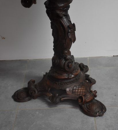 null 
1880年左右，意大利北部。令人印象深刻的罗凯尔风格的木雕，装饰着八个跳舞的普提和音乐家。事故和丢失的部件（脚、手）。身高：182厘米









...