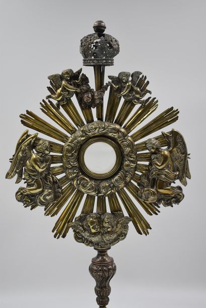 null 路易十四风格的铜和镀银铜太阳柜。科克地区19世纪。来自列日地区的一个古董商家庭的私人收藏，已退休多年。高度：65厘米



 Lodewijk XIV-stijl的Koper和verzilverd...