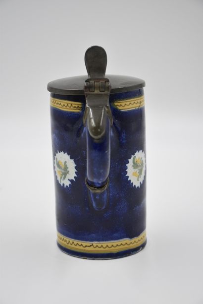 null 布鲁塞尔陶器杯，约1800年，装饰有一位坐着的女士和一束鲜花。来自列日地区的一个古董商家庭的私人收藏，他们几年前就已经退休了。高度：14厘米。基地上的芯片。



...
