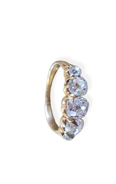null 18K金和5颗钻石的吊袜带戒指。毛重：3.16克。



 18K镀金和5个铜环组成的表带。毛重：3,16克。