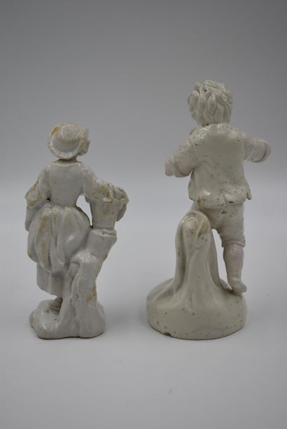 null 图尔奈 18世纪(?)。白釉陶器的两件雕像拍品。来自列日地区的一个古董商家庭的私人收藏，已退休多年。高度：17和14厘米。在小男孩的底座上进行旧的修复。



...