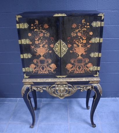 null Napoleon III cabinet of Regency style. Marquetry of flowered urns. Height :...