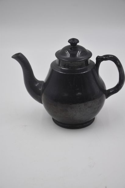 null 一套四个18世纪末至19世纪初的纳穆尔泥质茶壶。一个有很好的银色安装（身体有裂缝）。高度：从13到17厘米。



 18世纪初至19世纪初，纳穆尔河...