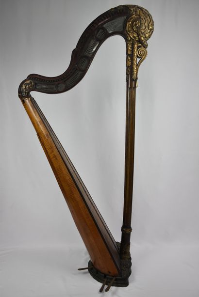 null Harpe française XVIIIème en bois sculpté à restaurer. Manque les cordes. Petit...