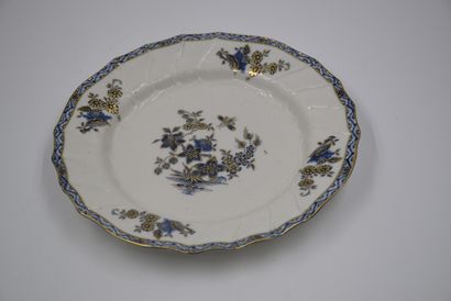 null 一套四个美丽的图尔奈瓷盘，包括。一个18世纪的多色柳条和罗纹的花盘。一个18世纪的苍蝇装饰，完全用黄金来加强。带有镀金塔的马克。一对有蓝色和金色的装饰。



...
