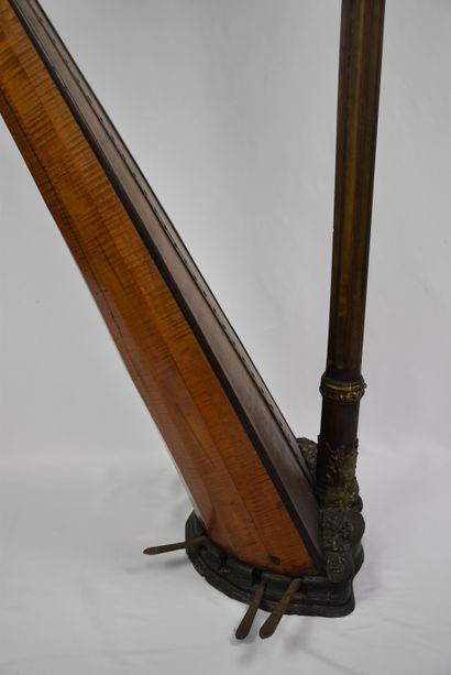 null French harp XVIIIth century in carved wood to restore. Missing strings. Small...