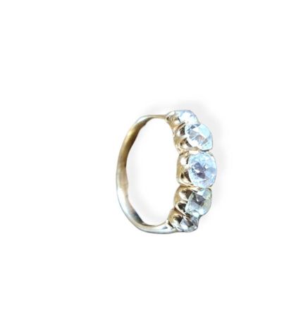 null 18K金和5颗钻石的吊袜带戒指。毛重：3.16克。



 18K镀金和5个铜环组成的表带。毛重：3,16克。