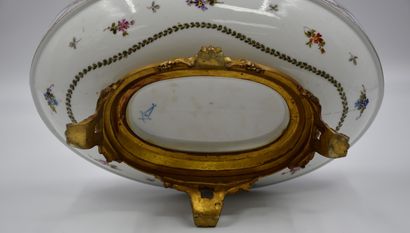 null 一个塞夫勒风格的巴黎瓷器花盆，上面装饰着花环，并有鎏金铜框装饰。高度：19厘米。长度：32厘米。



 在塞夫勒附近的帕里斯门球场上，有一个花瓶，上...