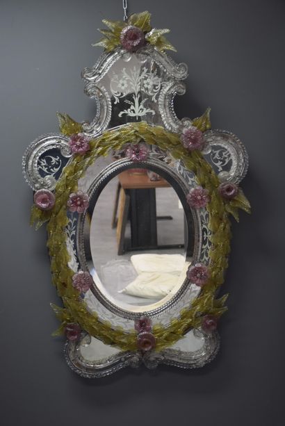 null Miroir à parcloses agrémenté de fleurs en verre rosé, début XIXème, probablement...