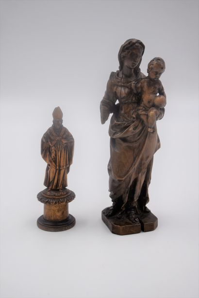 null 大概在1700年左右，木雕的圣母和儿童。高度：18厘米（小姐）。附有一个木雕的小主教。高度：12厘米。来自列日地区的一个古董商家庭的私人收藏，已退休多年。



...