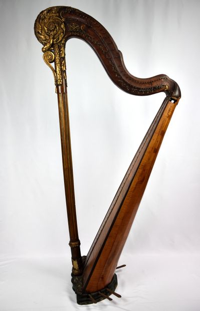null French harp XVIIIth century in carved wood to restore. Missing strings. Small...