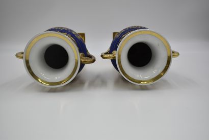 null Pair of Brussels porcelain vases of the Empire period with blue and gold decoration....