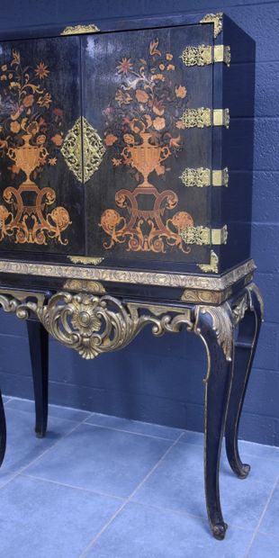 null Napoleon III cabinet of Regency style. Marquetry of flowered urns. Height :...