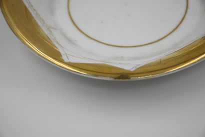 null 一个1840年左右的布鲁塞尔瓷杯，表现了一个那不勒斯的葡萄采摘者。在碟子的背面有一个修复的痕迹。杯子是完整的。碟子有可能不是原装的。来自列日地区的一个古董商家庭的私人收藏，他们几年前就已经退休了。



...