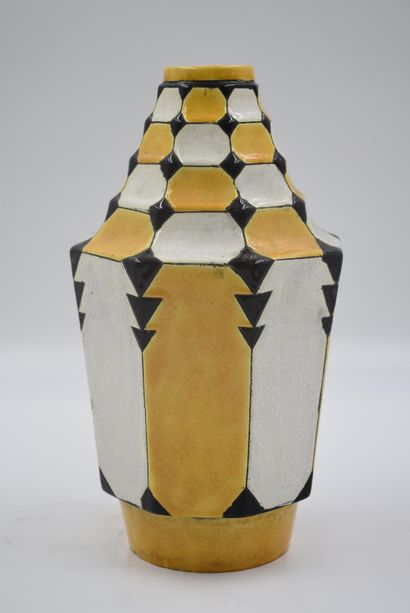 Charles CATTEAU (1880-1966). Charles CATTEAU (1880-1966). Vase constructiviste en...