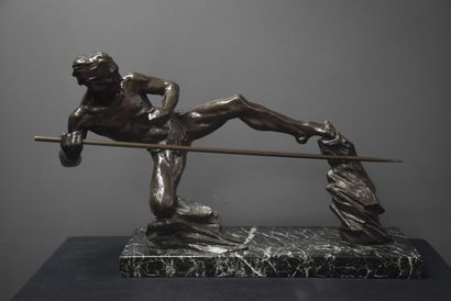J. BERJEAN J. BERJEAN Lancier art déco. Sculpture en bronze à patine brune. Ht :...