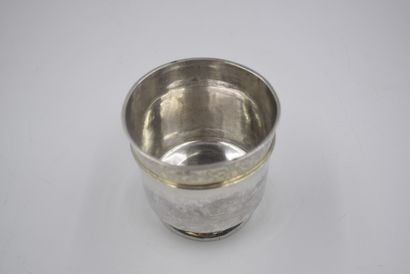 null Timbale piédouche en argent et vermeil gravée. Travail allemand début 17e. Poinçon...