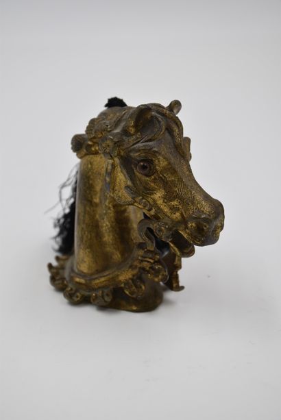 null Presse-papier en bronze doré représentant un buste de cheval, yeux en sulfure....