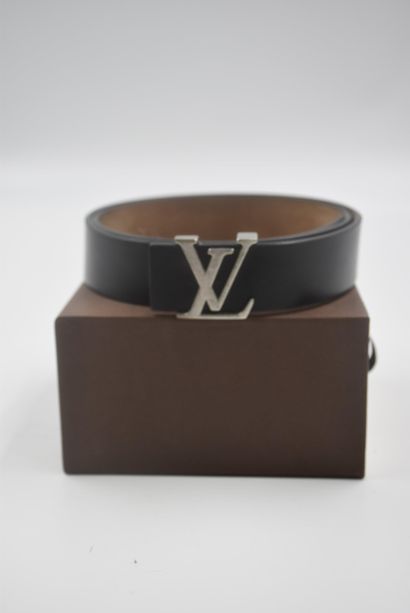 Louis Vuitton black leather belt. Chrome - Lot 398 - MJV Soudant