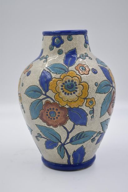 null Vase Boch Keramis en émaux à décor de fleurs. D.2516 Ht : 30 cm. 



Boch Keramis...