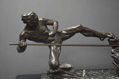 J. BERJEAN J. BERJEAN Lancier art déco. Sculpture en bronze à patine brune. Ht :...