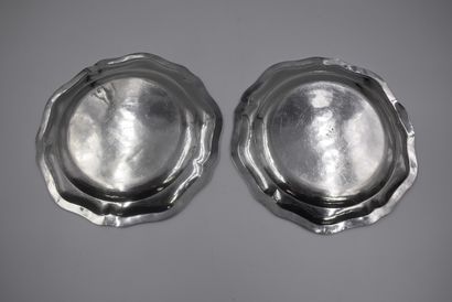 null Pair of round fillet dishes with silver shell, hallmarked neck brace and goldsmith...