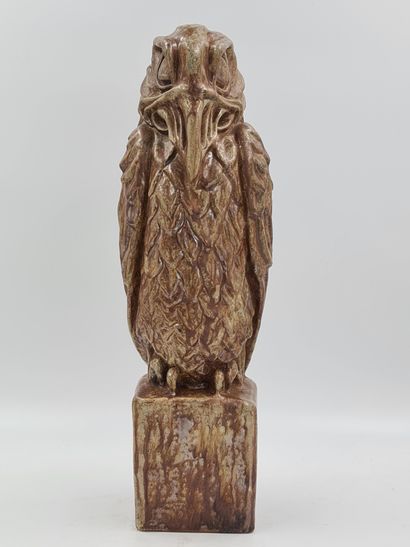 Roger Guérin (1896-1954). 罗杰-盖林（1896-1954）。釉面石器的雕塑。老鹰在休息。锥形瓶上有RG字母的圆形印章。高度：54厘米。罗杰-盖林（1896-1954）。雕塑家。锈迹斑斑的Adelaar。在Ronde...