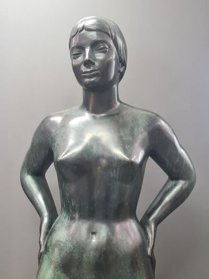 René HARVENT (1925-2004). 勒内-哈文特（1925-2004）。美丽的普利宾人。1952-1953.栩栩如生的青铜器，绿色阴影的铜锈。诺拉的原始石膏，美丽的普雷贝恩在1952-1953年被重新加工。根据这个模型，我们一次性制作并铸造了两个青铜样板。我们介绍的这个模型是由艺术家自己凿出来的，并被赋予了绿蓝色的铜锈。第二张有一个细微的差别：阴部的缝隙被刻上了。石膏已被破坏。该作品被列入Guy...
