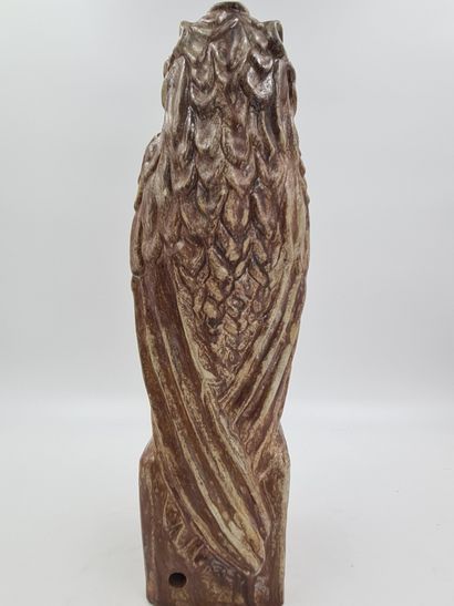 Roger Guérin (1896-1954). 罗杰-盖林（1896-1954）。釉面石器的雕塑。老鹰在休息。锥形瓶上有RG字母的圆形印章。高度：54厘米。罗杰-盖林（1896-1954）。雕塑家。锈迹斑斑的Adelaar。在Ronde...
