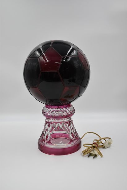 null Val Saint Lambert水晶灯。以足球为主题的特殊运动奖杯。刻有 "皇家足球俱乐部Sérésien。1900-1975年，马特17岁。可能是独特的作品。比利时的私人收藏。高度：40厘米。Val...