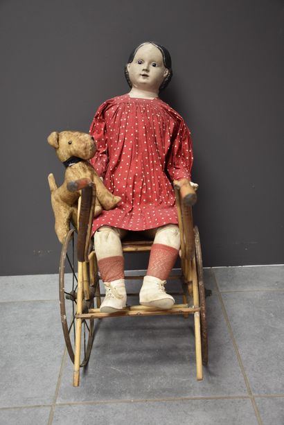 null 19世纪的德国娃娃，头部/胸口涂有纸板，玻璃眼睛。身体有轻微事故的皮肤，旧衣服。呈现在一个柳条婴儿车中。我们附上一只小毛绒狗。



19世纪的Duitse...