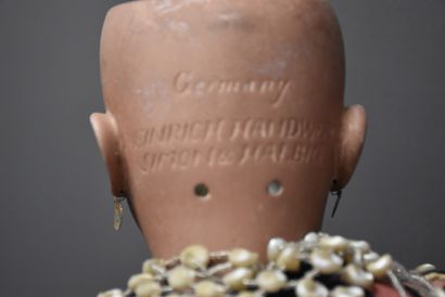 null 德国娃娃，张着嘴的混血儿头，标有Henrich Handwerk Simon and Halbig。睡觉的眼睛，幼儿型的原始铰链式身体。高度：61厘米。



敞开式饼干蹄铁的Duitse...