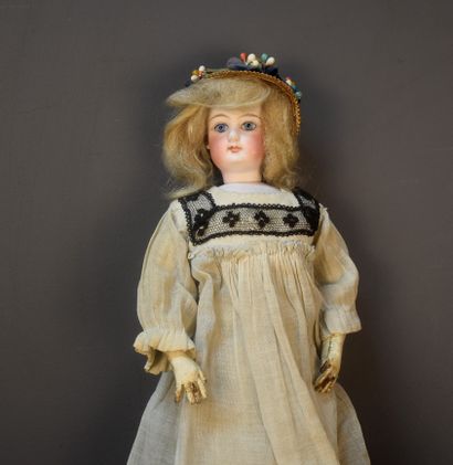 null 巴黎式的时尚娃娃，头部和半身是压制的饼干。弗朗索瓦-高缇耶。固定闭眼。身体为皮肤，关节处有夹层。小事故。旧衣服。高度：30厘米。



属于Parij...