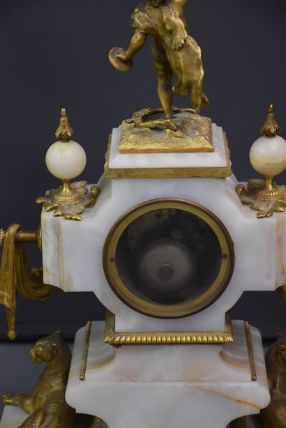 null Garniture Napoléon III en bronze doré et onyx à décor d’un angelot jouant des...