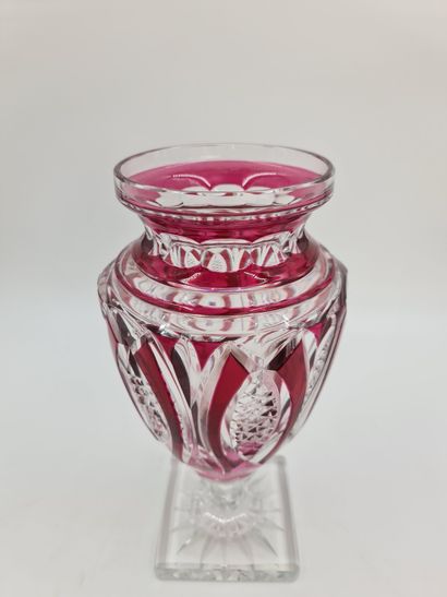 null Vase Jupiter en cristal taille doublé rouge du Val Saint Lambert. Ht : 30,5...