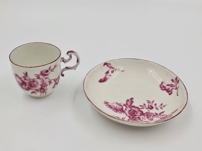 null Tasse et sous-tasse en porcelaine de Tournai XVIIIème à décor manganèse de roses...