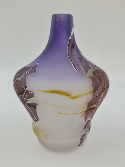 L. Leloup (1929) L. Leloup (1929). Vase en verre soufflé à décors géométrique.1983....