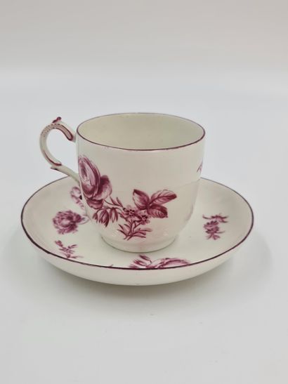 null Tasse et sous-tasse en porcelaine de Tournai XVIIIème à décor manganèse de roses...
