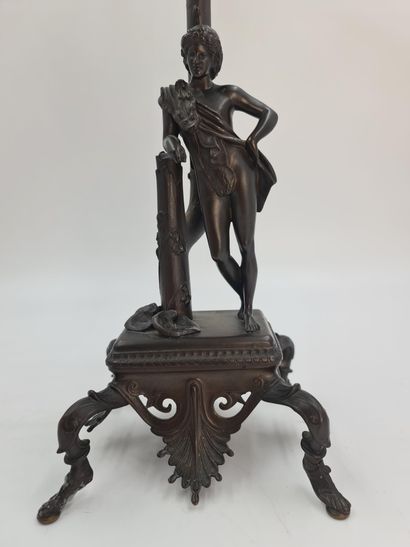 null Paire de candélabres en bronze de style néo-classique aux sujets antique et...