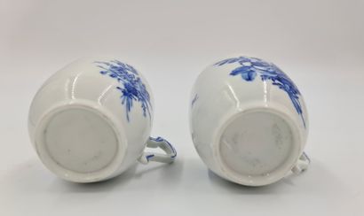 null Paire de tasses et sous-tasses en porcelaine de Tournai XVIIIème à décor bleu...