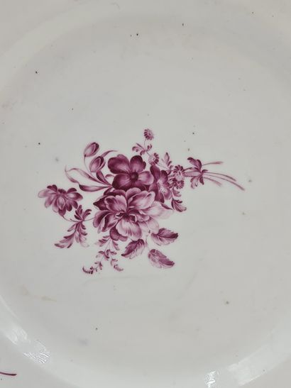 null Assiette en porcelaine de Tournai XVIIIème à décor manganèse de fleurs au centre...
